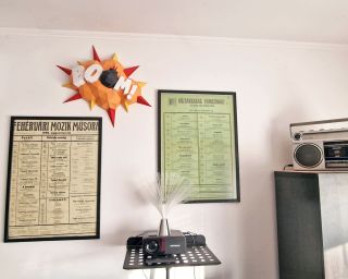 Ennyire királyul mutatnak a képregényes díszeink egy nappaliban! (És egy pillanatra időzzünk el a fehérvári Köztársaság...